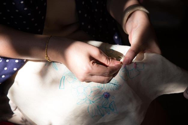 Ręka haftująca delikatny wzór